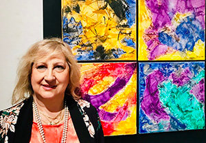 1. La artista NOVAIS ante una de sus coloridas obras  
