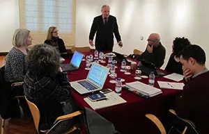El delegado de la Xunta, José Ramón Ónega, se dirige a los integrantes de la reunión