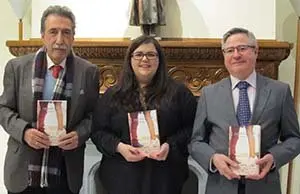 El escritor Vicente Araguas, la editora Lidia López y el coordinador de Actividades de la Casa, Ramón Jiménez