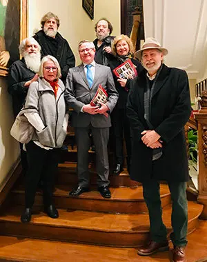 12. Foto recuerdo de los cinco artistas de PATAKA que viajaron a Madrid Vicente Ruiz, Carita Dubrovin, Jorje Agra, Pitelos, Pilar Sampedro, Alfonso Rivero con Ramón Jiménez, en el centro
