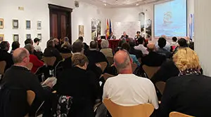 Los numerosos asistentes a la presentación disfrutaron con las historias contadas