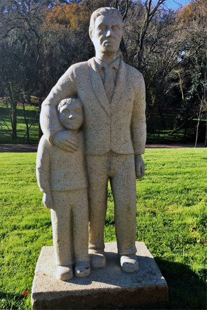 Escultura Home de pe co seu fillo