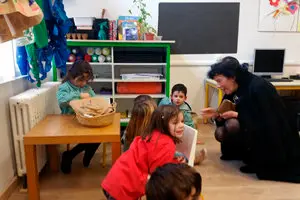 Ministra Celaa en colegio de París2