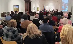 Cerca de un centenar de personas llenaron la sala en la que  se presentó La espada de San Eufrasio