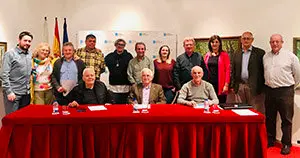 1. Parte de los asistentes, posan en la tradicional foto de familia