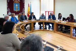 O titular do Goberno galego, Alberto Núñez Feijóo, acompañado pola conselleira de Política Social, Fabiola García, e polo secretario xeral da Emigración, Antonio Rodríguez Miranda, reúnese cos representantes das asociacións galegas de venezolanos vencelladas á Federación Venezolana de Galicia (Fevega). Área de Goberno do Parlamento de Galicia, Santiago de Compostela, 13 de marzo de 2019