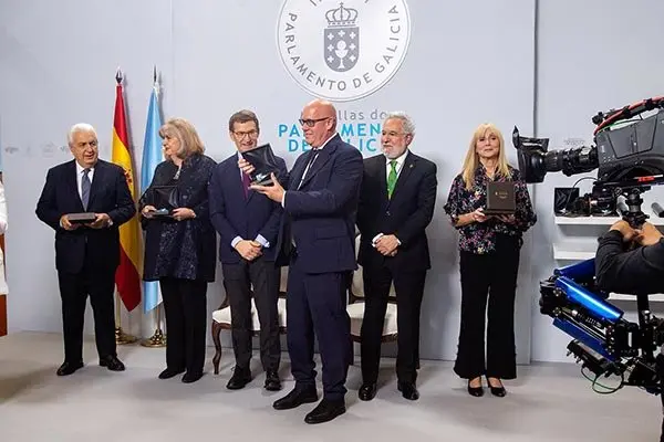 11,30 h, os galardoados asinarán no Libro de Ouro do Parlamento na Biblioteca Carballo Calero, onde se tomará unha fotografía de familia. SÓ GRÁFICOS.
PARLAMENTO
 
12,30 h.-   O titular da Xunta, Alberto Núñez Feijóo, acompañado de membros do Goberno galego, presidirá o acto de imposición das Medallas do Parlamento de Galicia 2019. No salón dos Reis do Pazo do Hórreo

foto xoán crespo
06/04/2019