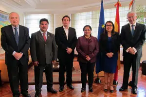 Casa Madrid-El delegado de la Xunta, José Ramón Ónega (1i), con  Irma Amaya, presidenta del Parlacen (4i),  Jaime Rodríguez-Arana, presidente  IPI (1d) y miembros de sus respectivos equipos