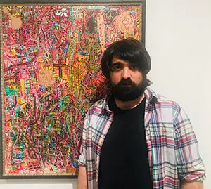 1. El artista, Juan González Iglesias, ante una de sus obras