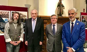 1. De izquierda a derecha, Ángel Hernando presidente de Albedro, el delgado de la Xunta en Madrid José Ramón Ónega, el coordinador de la Casa Ramón Jiménez y el ponente, Fernando Molpeceres