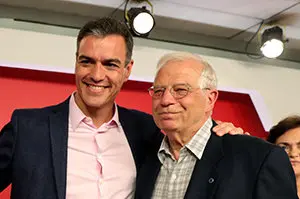 GRAF8927. MADRID, 27/05/2019.- El presidente del Gobierno en funciones, Pedro S..nchez, y el candidato socialista a las elecciones europeas, Josep Borrell (d), tras valorar los resultados electorales de este domingo en la sede del PSOE en Madrid. EFE/JuanJo Mart..n PSOE