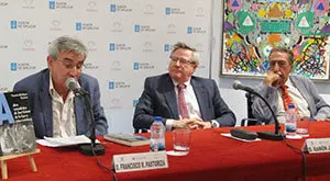 En la mesa, durante la presentación, Francisco Rodríguez Pastoriza, Ramón Jiménez y Vicente Araguas