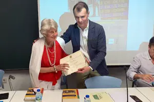Herrero entrega diploma