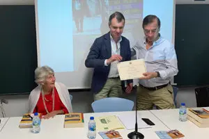 Herrero entrega diploma 1