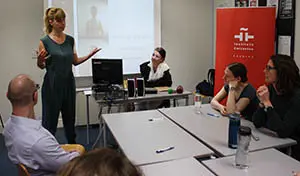 Vanesa Cejudo Mejias explica el taller a alumnos del IC de Londres