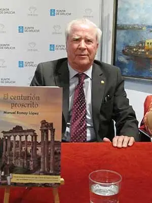 El escritor, Manuel Romay, con la novela en primer plano