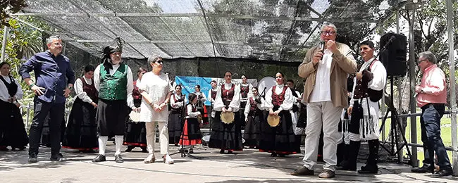 o Alcade de cornella dirixese ao publica