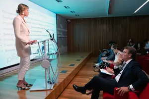 O titular do Goberno galego, Alberto Núñez Feijóo, comparece xunto a conselleira de Política Social, Fabiola García, na rolda de prensa posterior á reunión do Consello. San Caetano, Santiago de Compostela, 27 de xuño de 2019.