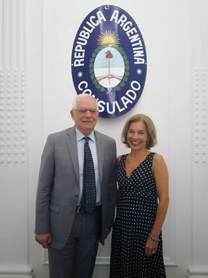 Borrell en Consulado argentino 1