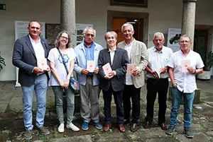 O secretario xeral de Política Lingüística, Valentín García, e o profesor da universidade xaponesa de Tsudajuku, Takekazu Asaka, presentan en rolda de prensa a edición bilingüe galego-xaponés de A rosa de cen follas, de Ramón Cabanillas.