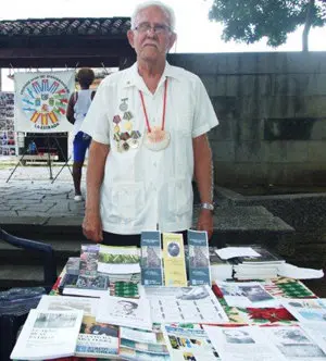 El bardo con sus libros copia