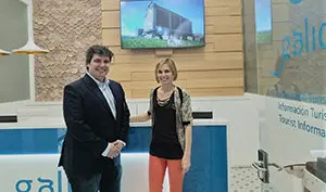 Oficina Turismo. Directora Turismo de Galicia, Nava Castro, con presidente Centro, Carlos Mandianes