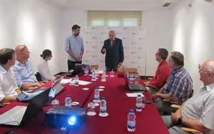 Casa Madrid-El delegado de la Xunta, José Ramón Ónega, se dirige a los asistentes a la reunión, acompañado por el gestor del proyecto, José María Romero Fidalgo