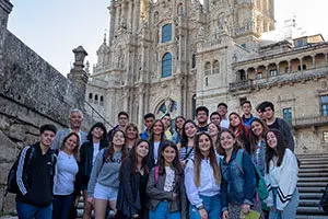 09,00 h.-    A conselleira de Educación, Universidade e Formación Profesional, Carmen Pomar, e o secretario xeral de Política Lingüística, Valentín García, visitarán o Pórtico da Gloria con alumnado do Colexio Santiago Apóstol de Bos Aires, de visita de estudos en Galicia. Na praza do Obradoiro
foto xoán crespo
13/09/2019