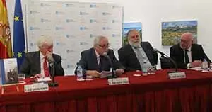 José Manuel Romero, conde de Fontao, el delegado de la Xunta, José Ramón Ónega, el autor de la novela, José de Cora, y el editor, Daniel Fernández, durante la presentación