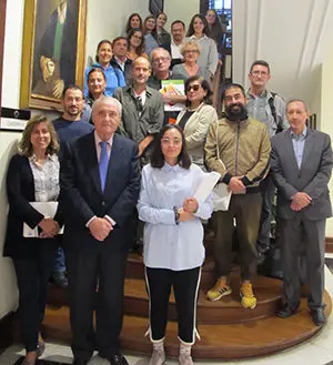 Alumnos del curso con el delegado de la Xunta, José Ramón Ónega, en primera fila, flanqueado por la jefa de Sección de la Casa, María Jesús Budiño, y la profesora Paula Cousillas