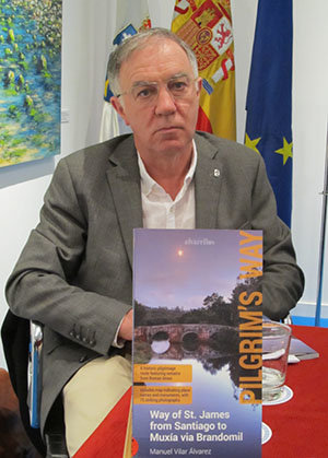 El autor de la guía, Manuel Vilar, tras un ejemplar editado en inglés