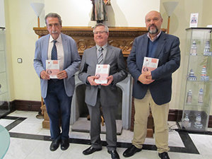 El escritor y traductor Vicente Araguas, el coordinador de Actividades de la Casa, Ramón Jiménez, y el editor, Basilio Rodríguez Cañadas, posan con la obra presentada