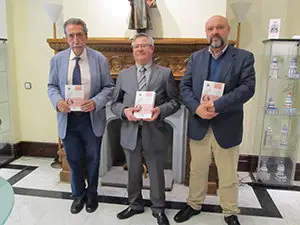 El escritor y traductor Vicente Araguas, el coordinador de Actividades de la Casa, Ramón Jiménez, y el editor, Basilio Rodríguez Cañadas, posan con la obra presentada