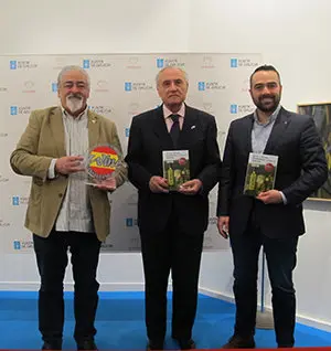 Luis Paadín muestra el premio otorgado a la Guía, de la que el delegado de la Xunta, José Ramón Ónega, y Alejandro Paadín muestran sendos ejemplares