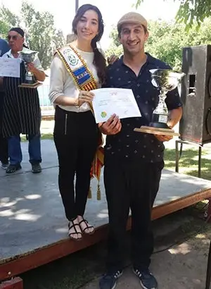 La fallera mayor, Ana Victoria Vidal, junto a Jonathan Ribes, uno de los ganadores del certamen