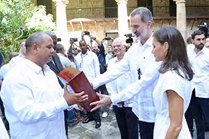 Sus Majestades los Reyes reciben La Giraldilla de manos del presidente de la Asamblea Provincial del Poder Popular, Reynaldo García  
