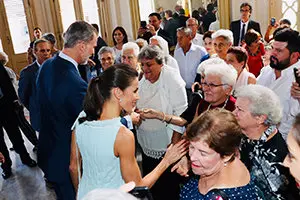 Don Felipe y Doña Letizia reciben el saludo de las personas asistentes a la recepción a la colectividad española residente en la República de Cuba  2