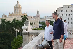 Don Felipe en la azotea observa el solar para la construcción de una nueva sede para el Consulado de España en La Habana  