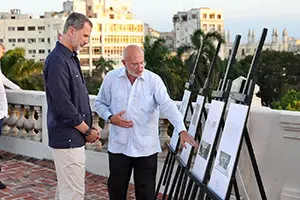 Don Felipe recibe explicaciones del proyecto para la construcción de una nueva sede para el Consulado de España en La Habana  