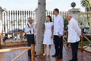 Sus Majestades los Reyes, acompañados del ministro de Asuntos Exteriores, Unión Europea y Cooperación, Josep Borrell, reciben explicaciones del historiador, Eusebio Leal  