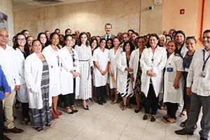 Fotografía de grupo de Sus Majestades los Reyes con una representación de los trabajadores del Centro de Inmunología Molecular  