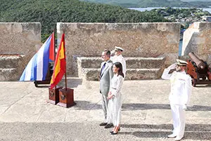 Sus Majestades los Reyes durante la ceremonia de homenaje a los miembros de la Escuadra del Almirante Cervera caídos en combate en 1898  