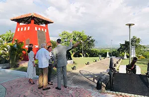 Sus Majestades los Reyes durante su visita al Memorial de la Loma de San Juan  2