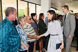 Sus Majestades los Reyes saludan a unos pacientes oncológicos que han superado con éxito un cáncer  