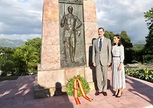 Sus Majestades los Reyes junto al monumento al soldado español  