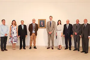 Fotografía de grupo de los Reyes ante el autorretrato de Goya, cedido temporalmente por el Museo Nacional del Prado  