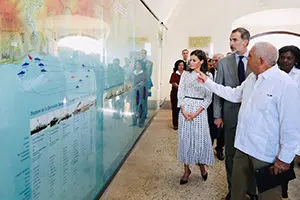 Sus Majestades los Reyes durante su recorrido por el Castillo de Morro de San Pedro de la Roca  