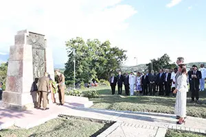 Sus Majestades los Reyes durante la colocación de una corona a los pies del monumento al soldado español  