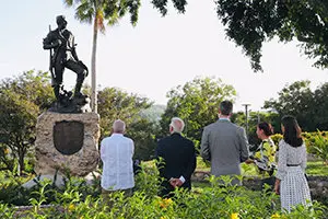 Sus Majestades los Reyes durante su visita al Memorial de la Loma de San Juan  