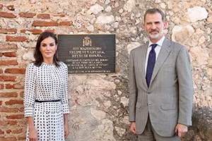 Sus Majestades los Reyes frente a una placa de bronce de su visita  